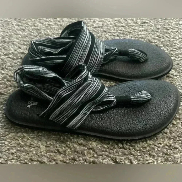 Sanuk Shoes - Sanuks black and white, striped sandals. Size 6 yoga sling